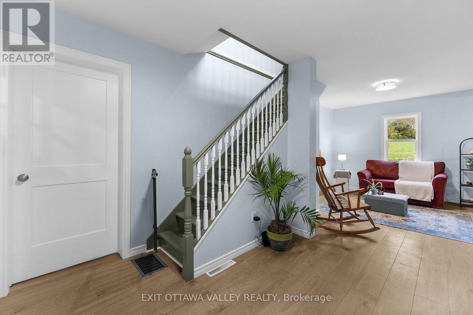 106 Bonnechere Street E Property Photo 11