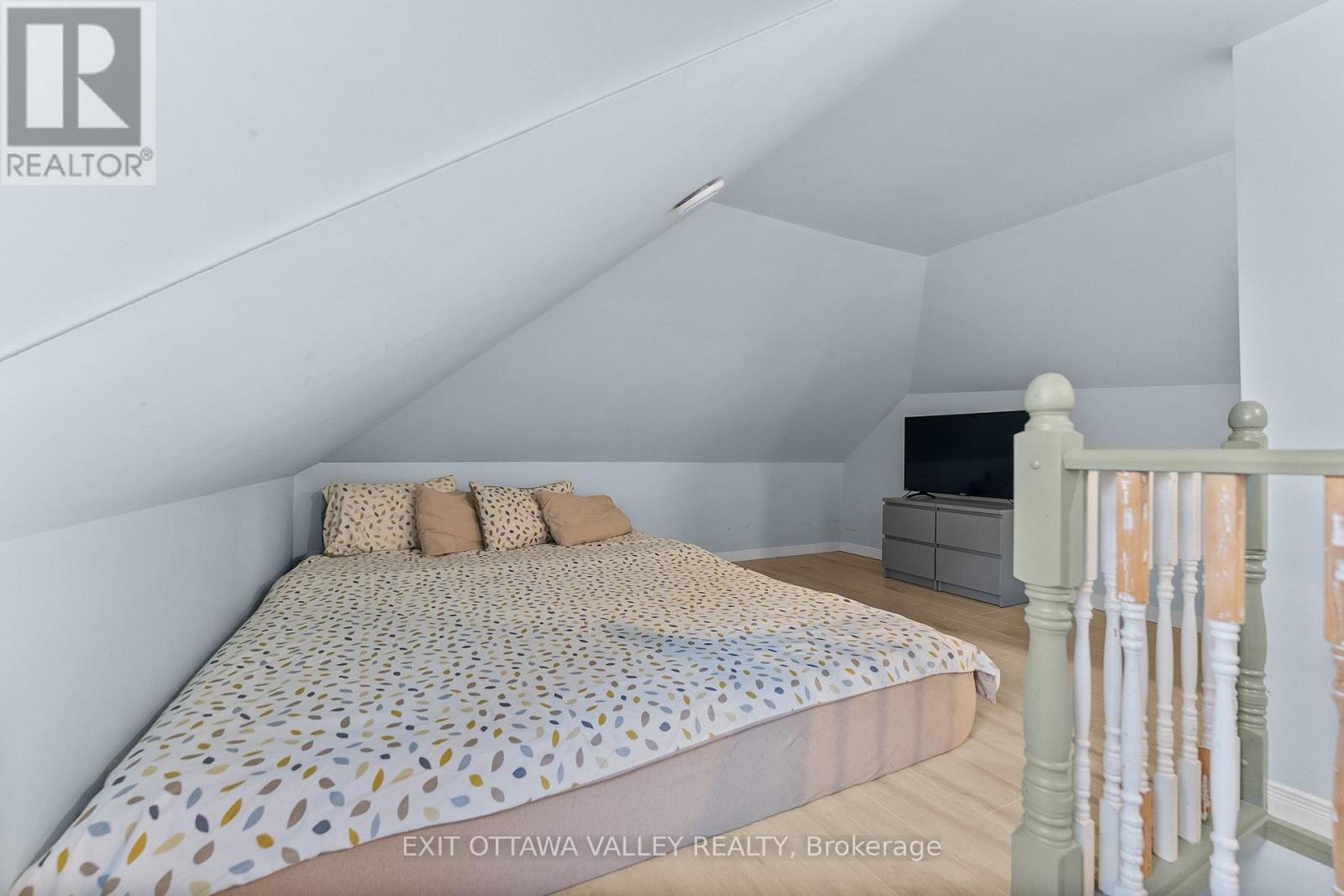 106 Bonnechere Street E Property Photo 17