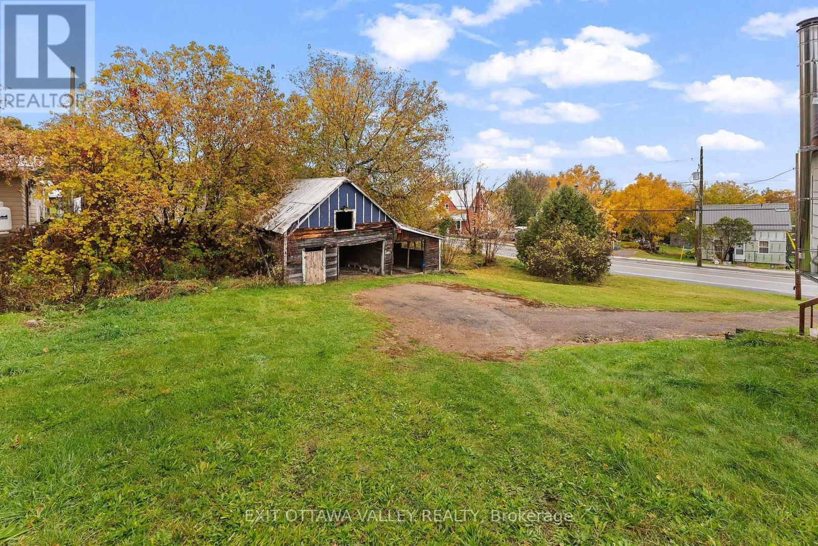 106 Bonnechere Street E Property Photo 20
