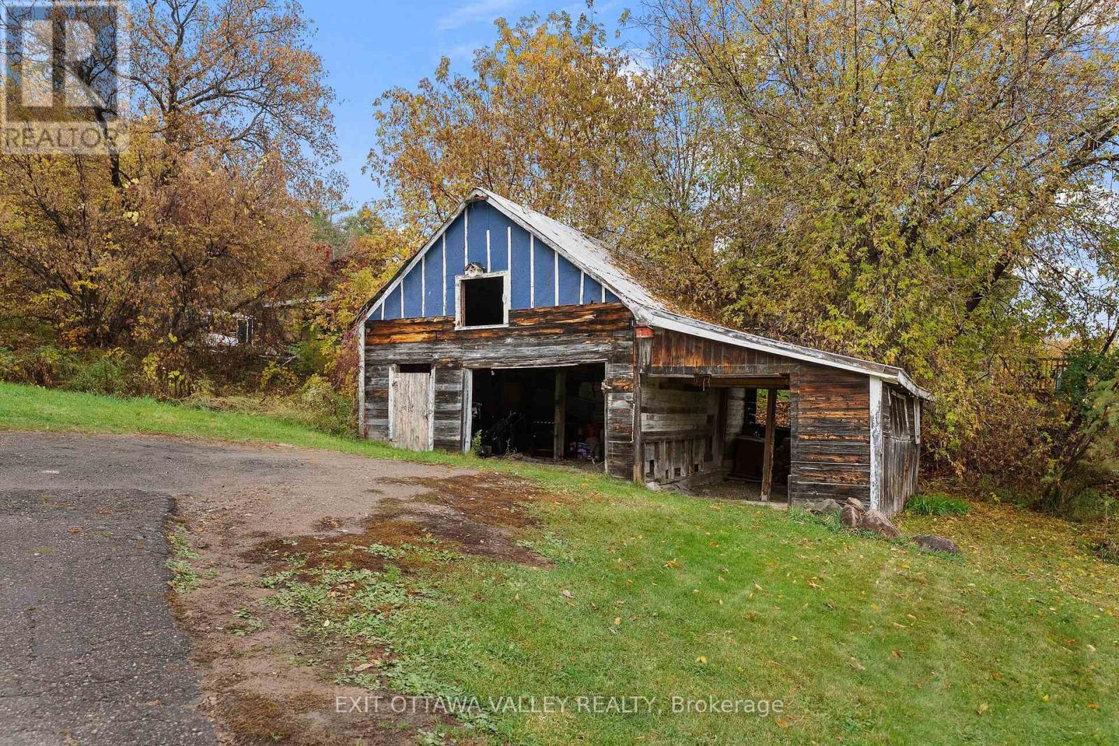 106 Bonnechere Street E Property Photo 21