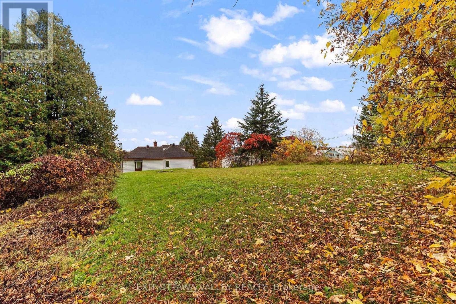106 Bonnechere Street E Property Photo 25