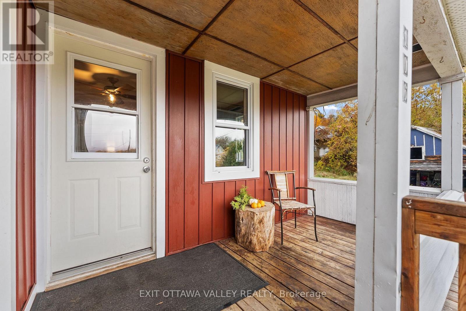 106 Bonnechere Street E Property Photo 26