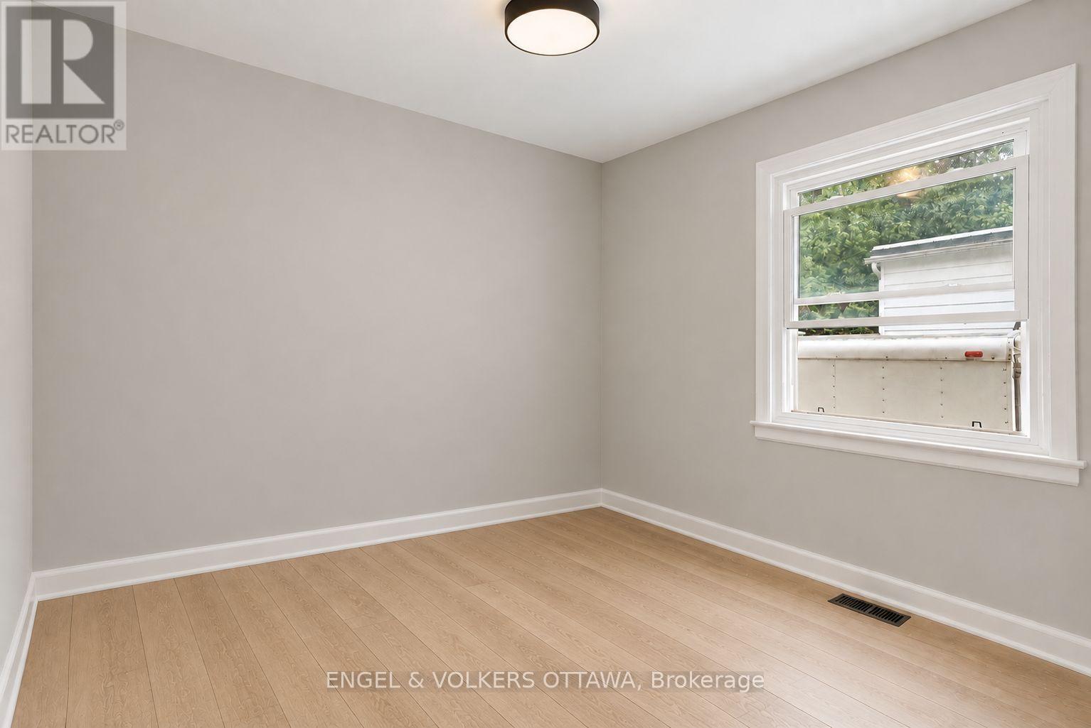 2 - 527 Laderoute Avenue Property Photo 7