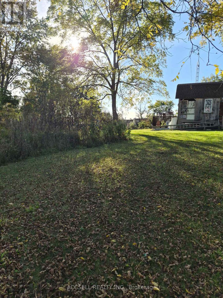 1363 Edward Street W Property Photo 4