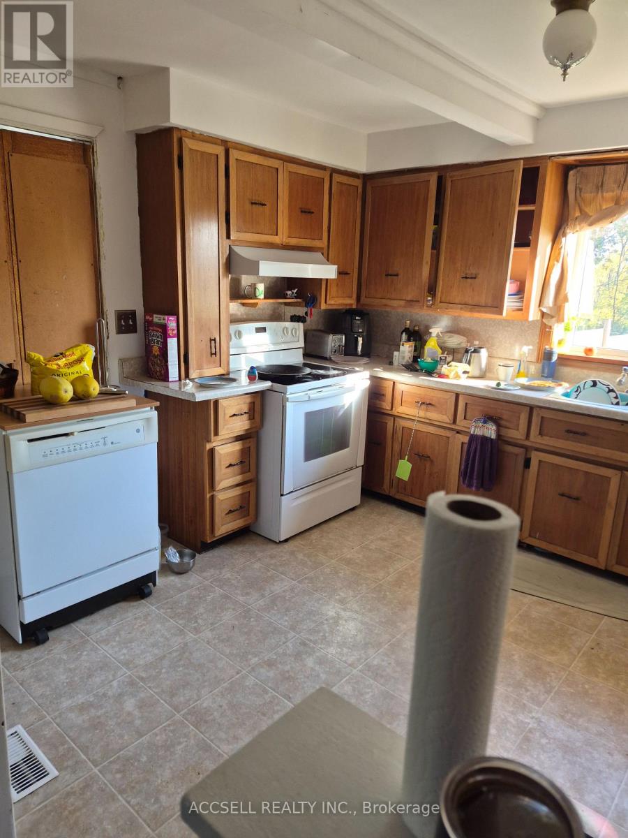 1363 Edward Street W Property Photo 7