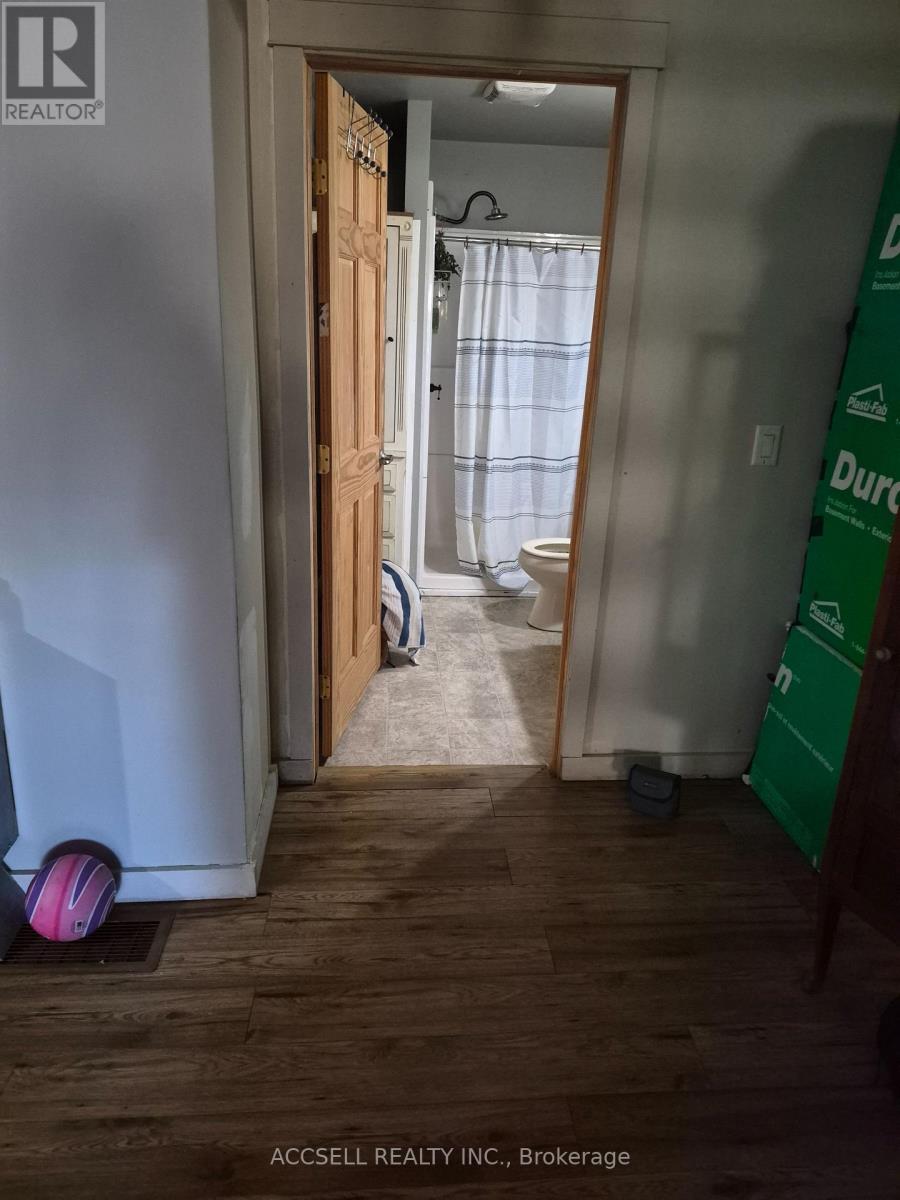 1363 Edward Street W Property Photo 9