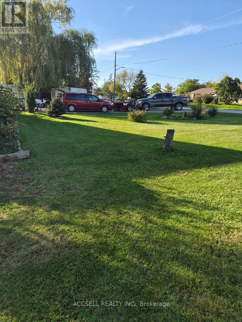 1363 Edward Street W Property Photo 10