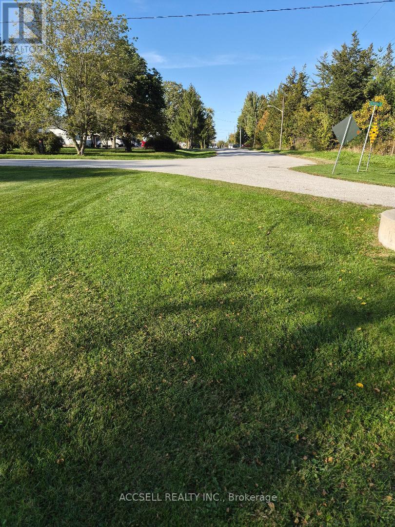 1363 Edward Street W Property Photo 12