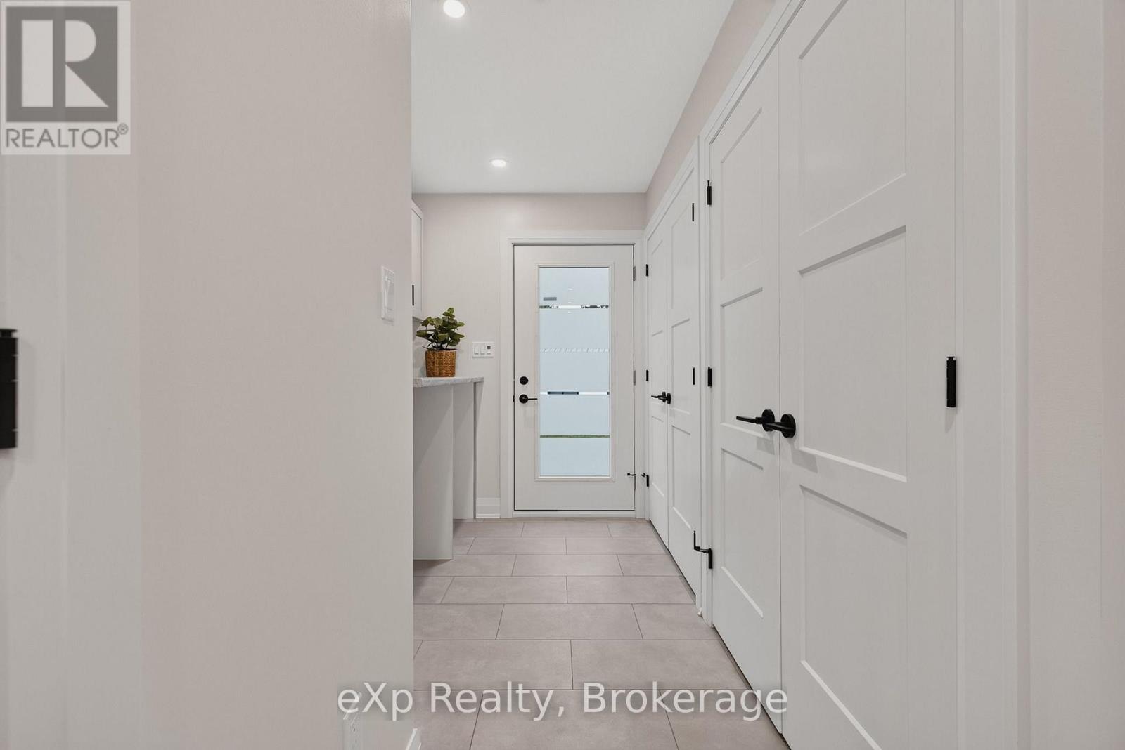 167 Margaret Street S Property Photo 27