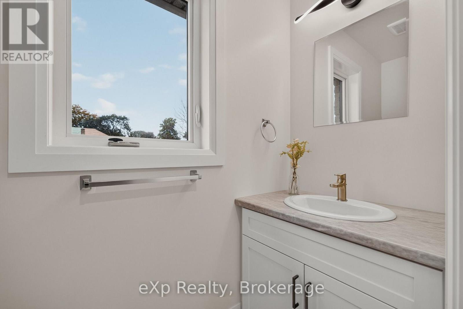 167 Margaret Street S Property Photo 29