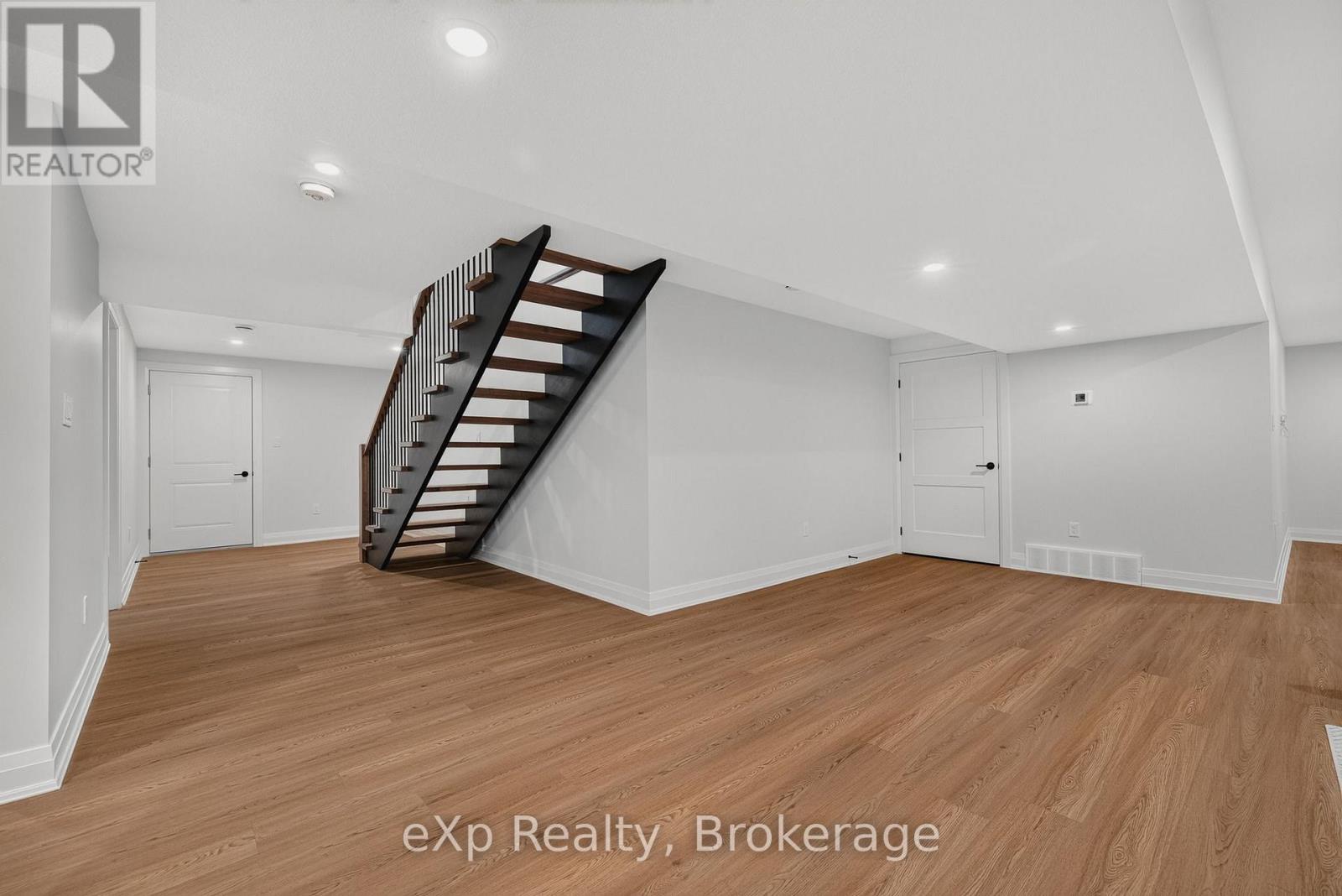 167 Margaret Street S Property Photo 31