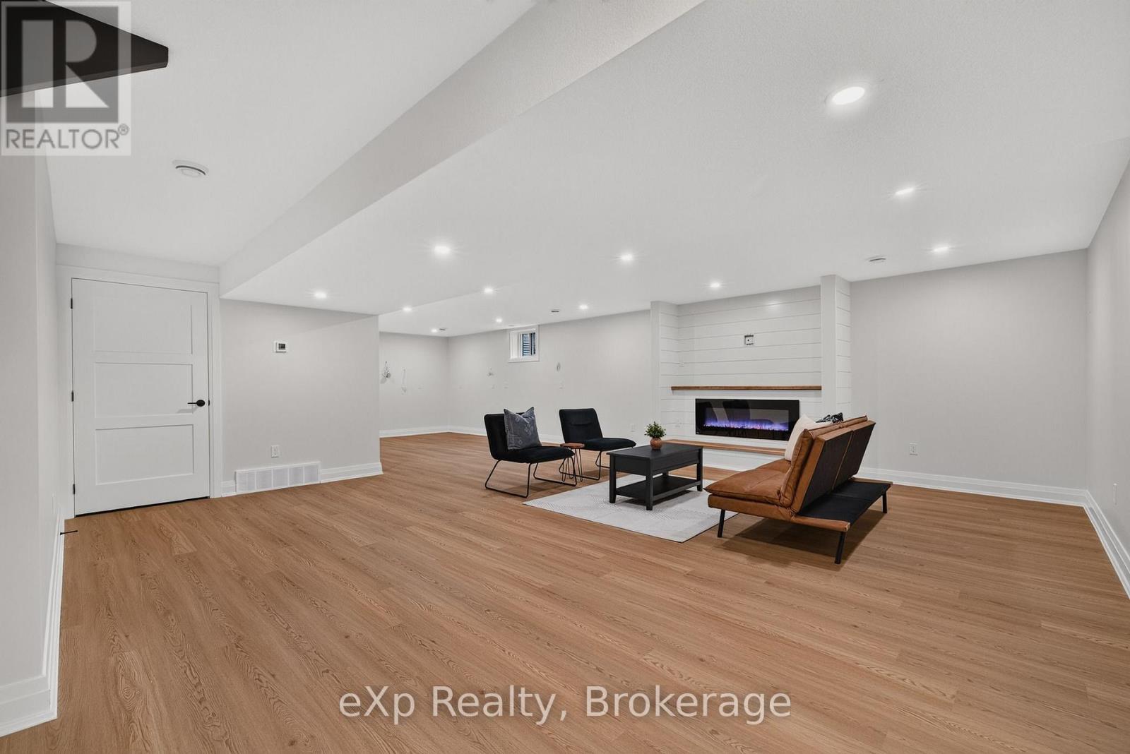 167 Margaret Street S Property Photo 32