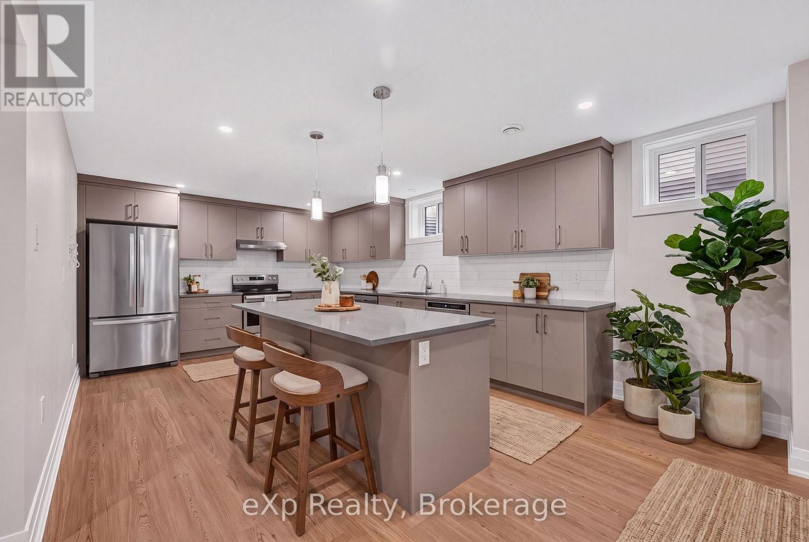 167 Margaret Street S Property Photo 33