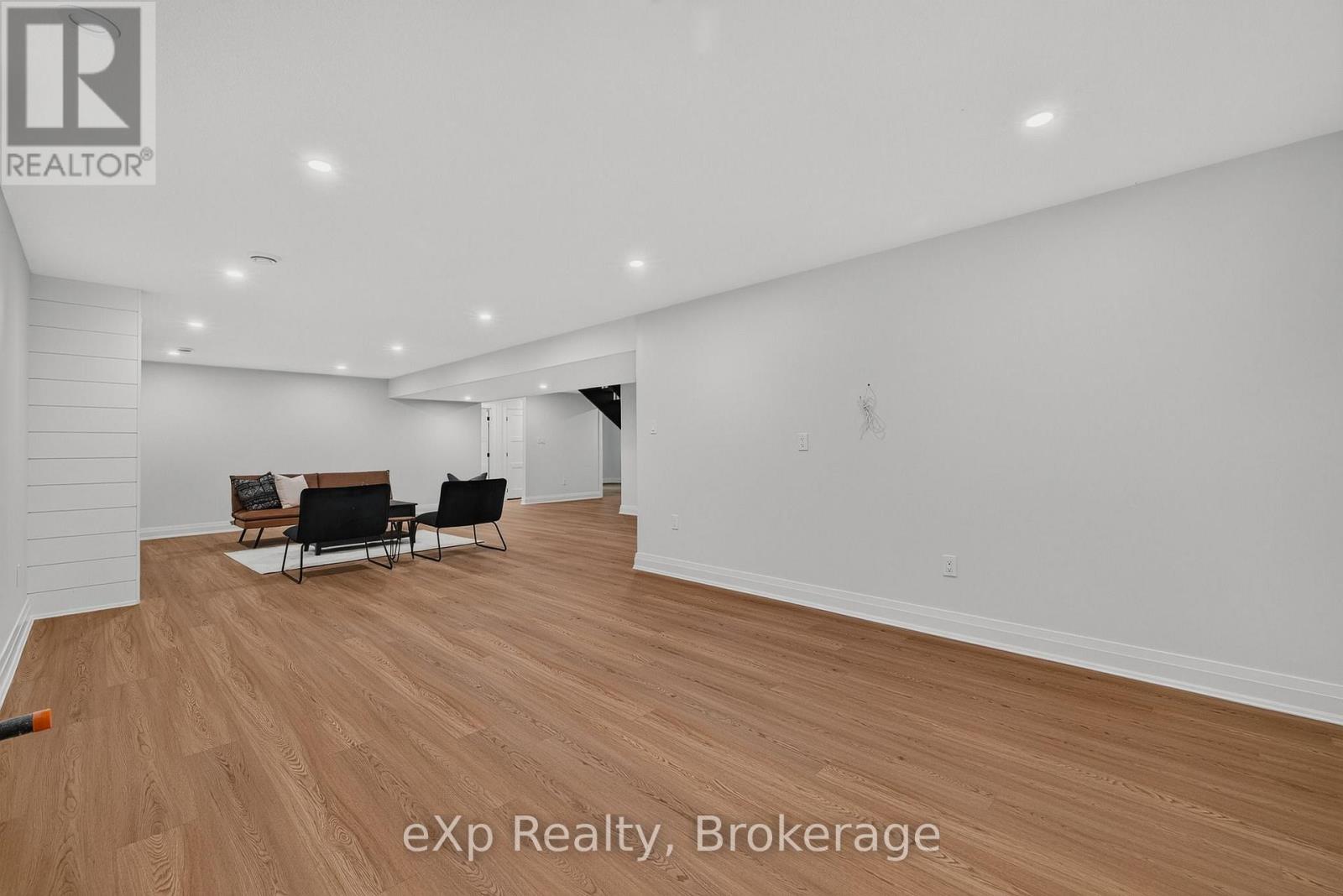 167 Margaret Street S Property Photo 35