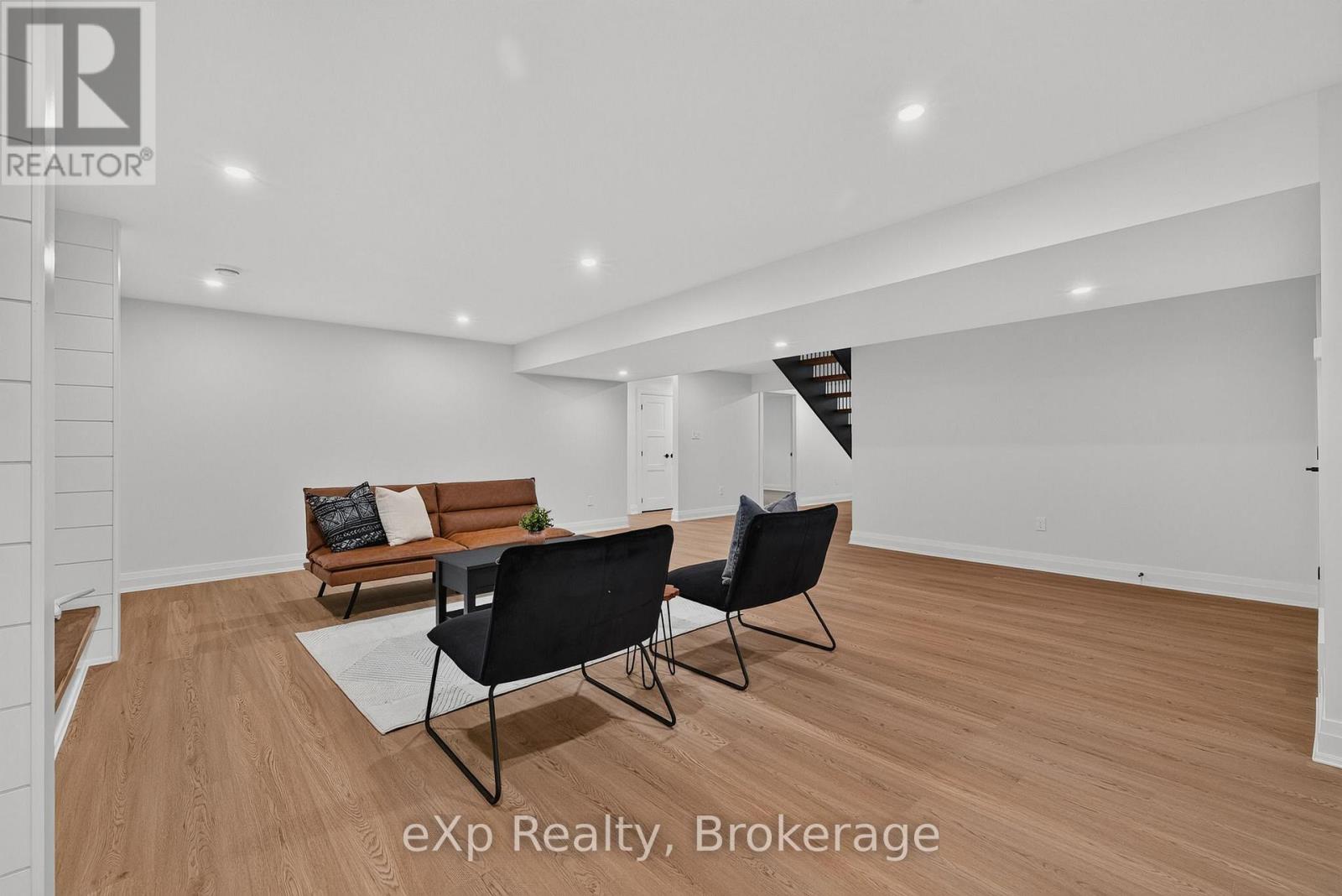 167 Margaret Street S Property Photo 36