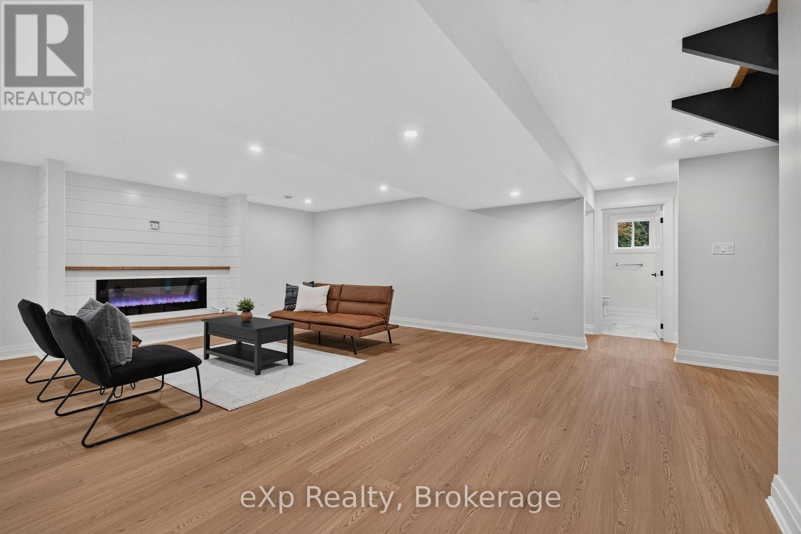 167 Margaret Street S Property Photo 37