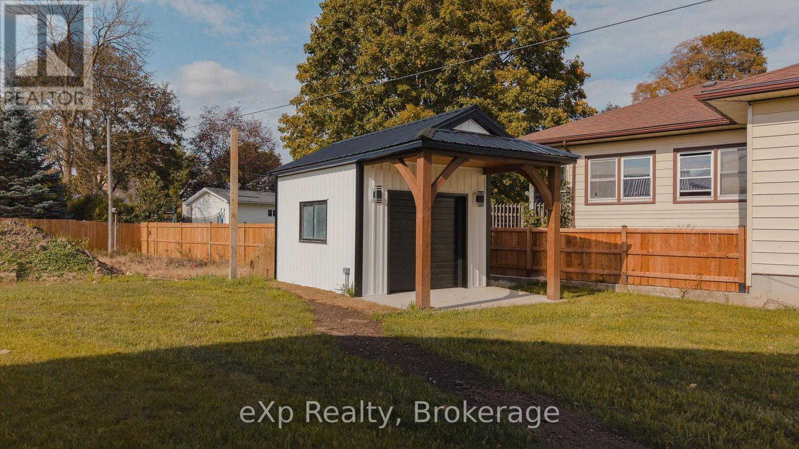 167 Margaret Street S Property Photo 44
