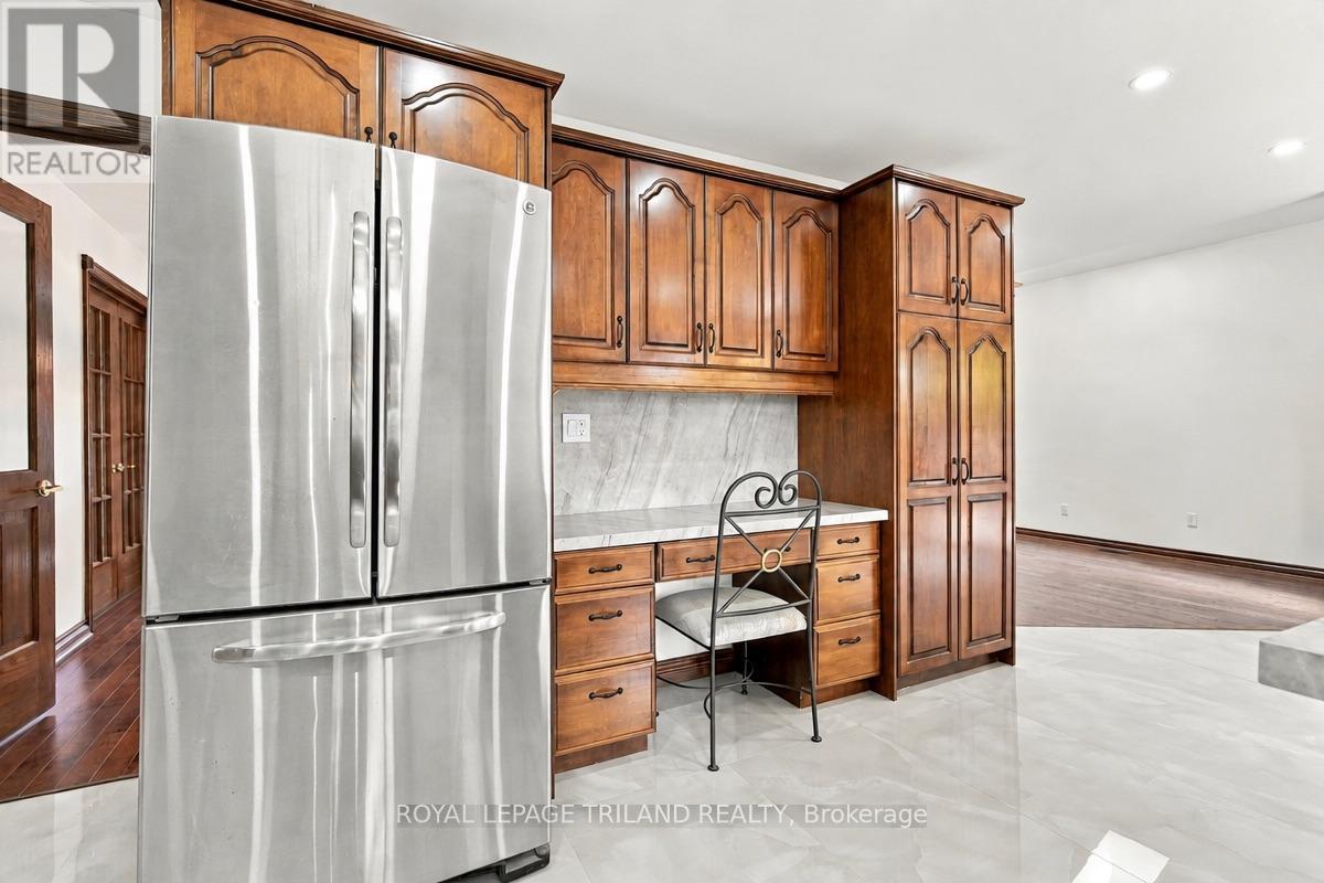 716 Franklinway Crescent Property Photo 14
