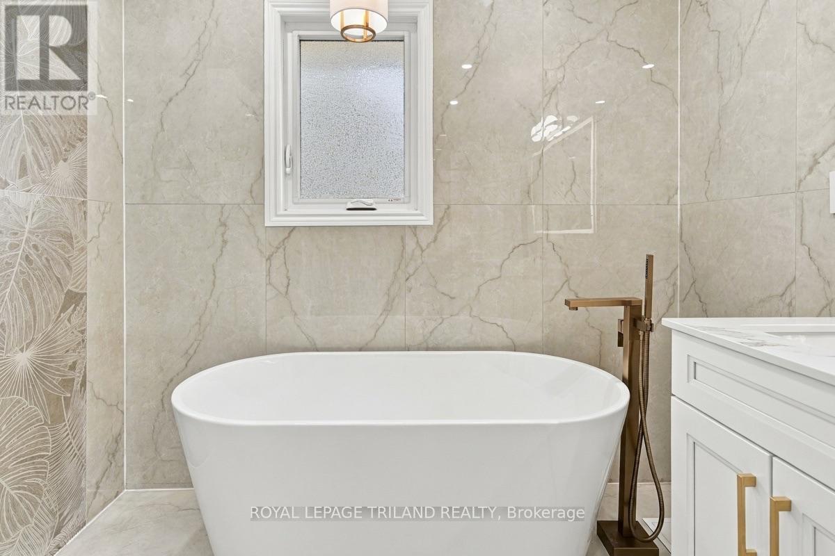 716 Franklinway Crescent Property Photo 24