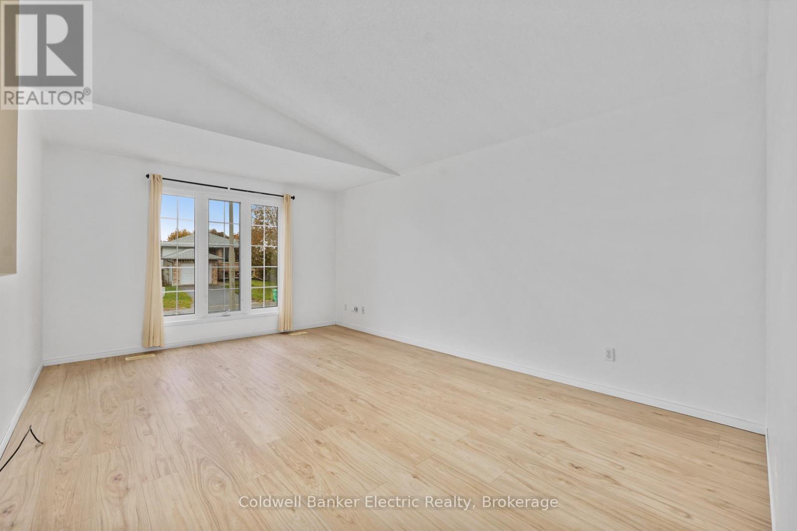 271 Dainton Drive Property Photo 3