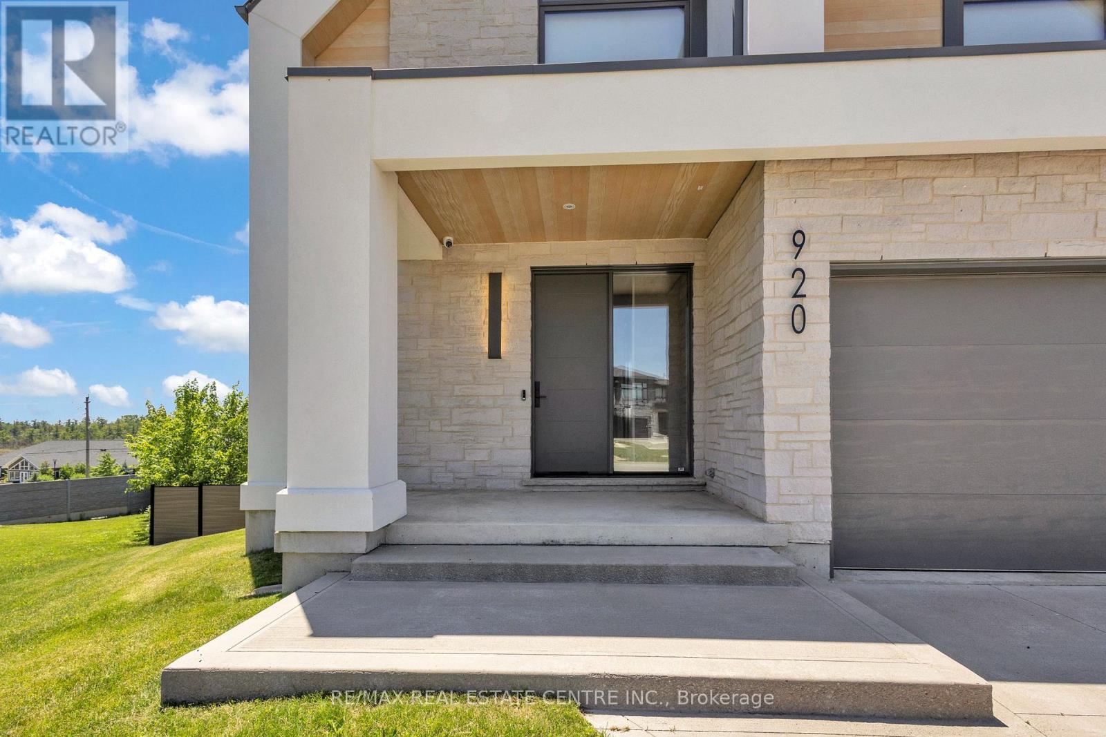 920 Thomas Pedder Court Property Photo 4