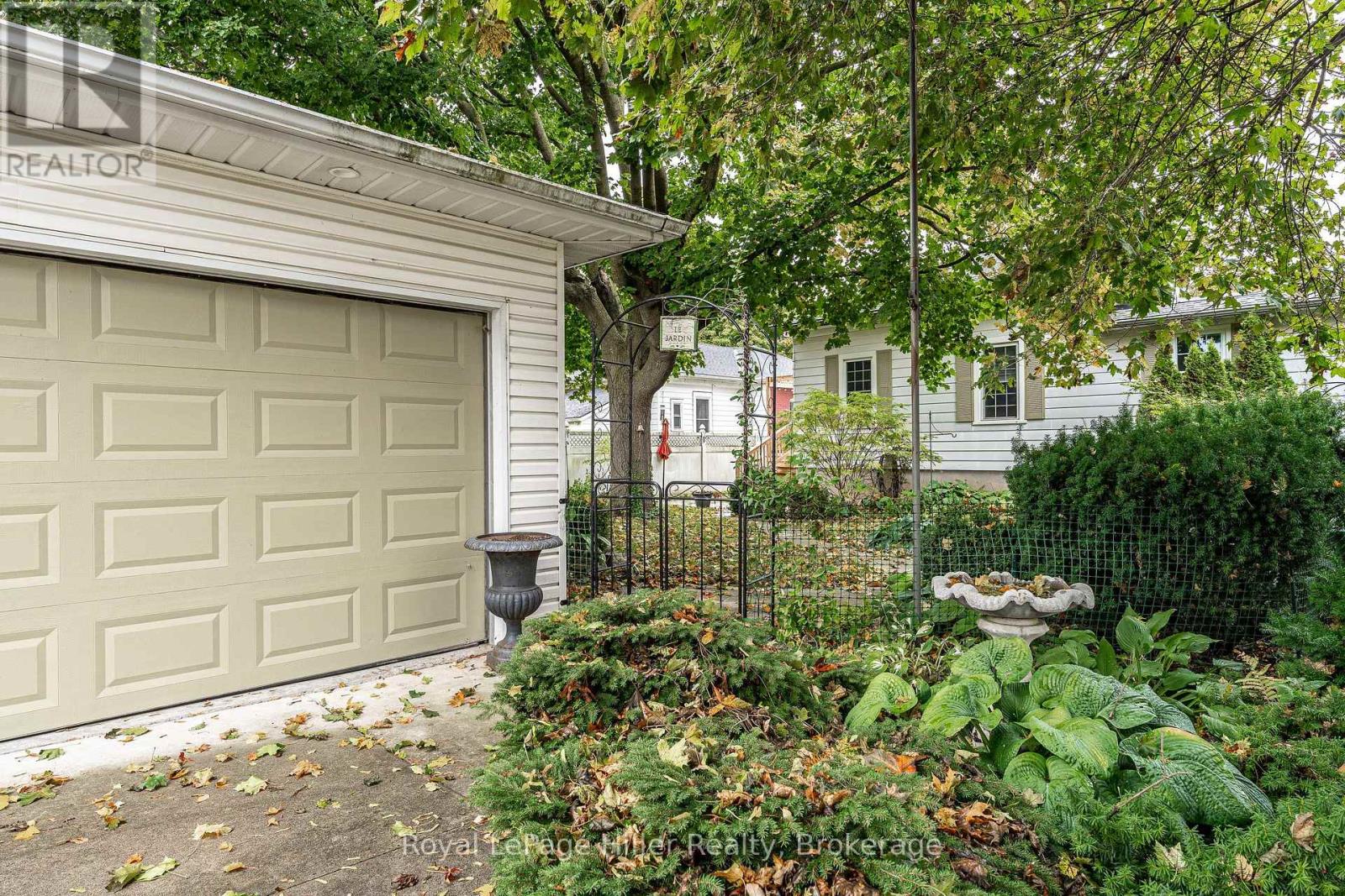224 Elizabeth Street Property Photo 43