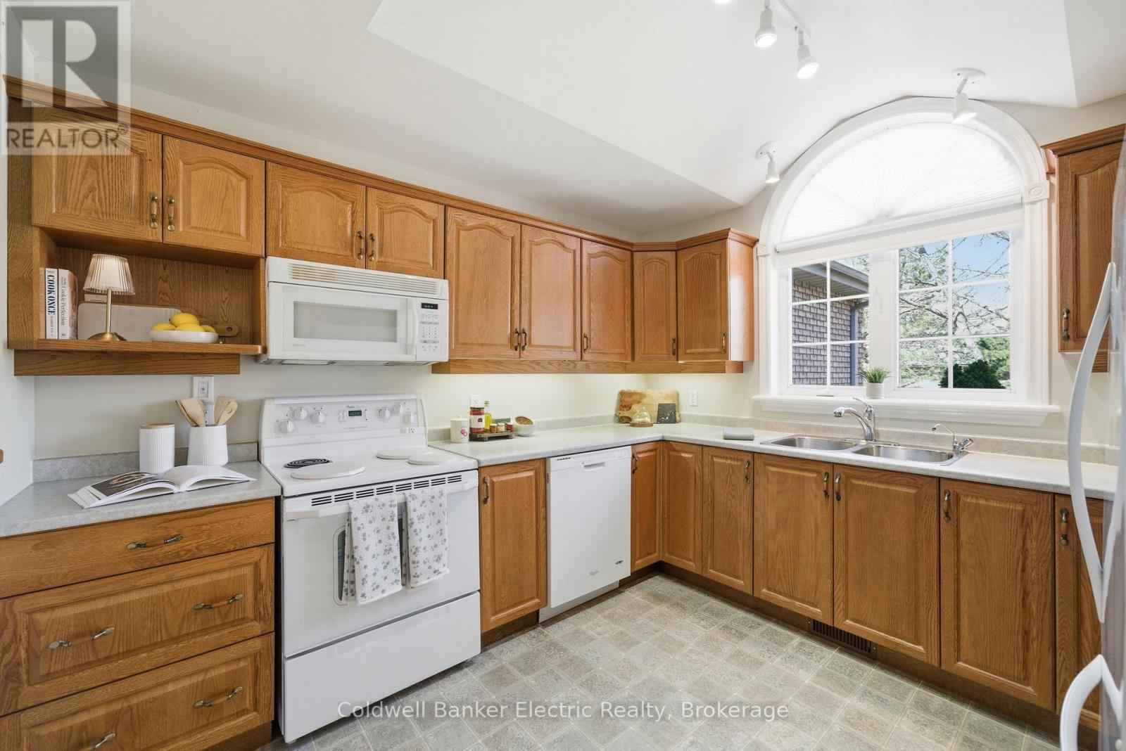 40 - 300 Franmor Drive Property Photo 4