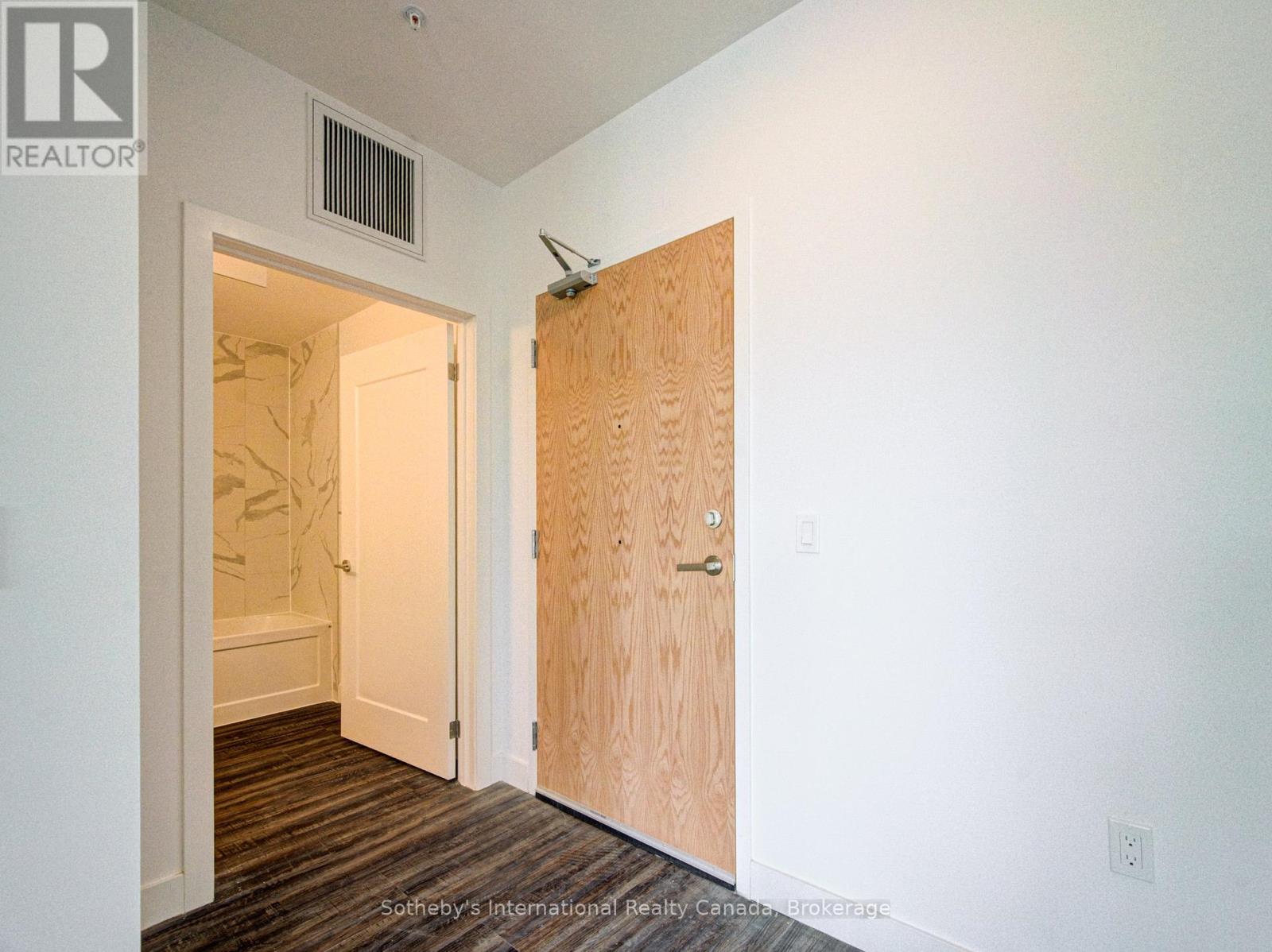 402 - 408 Dundas Street S Property Photo 3