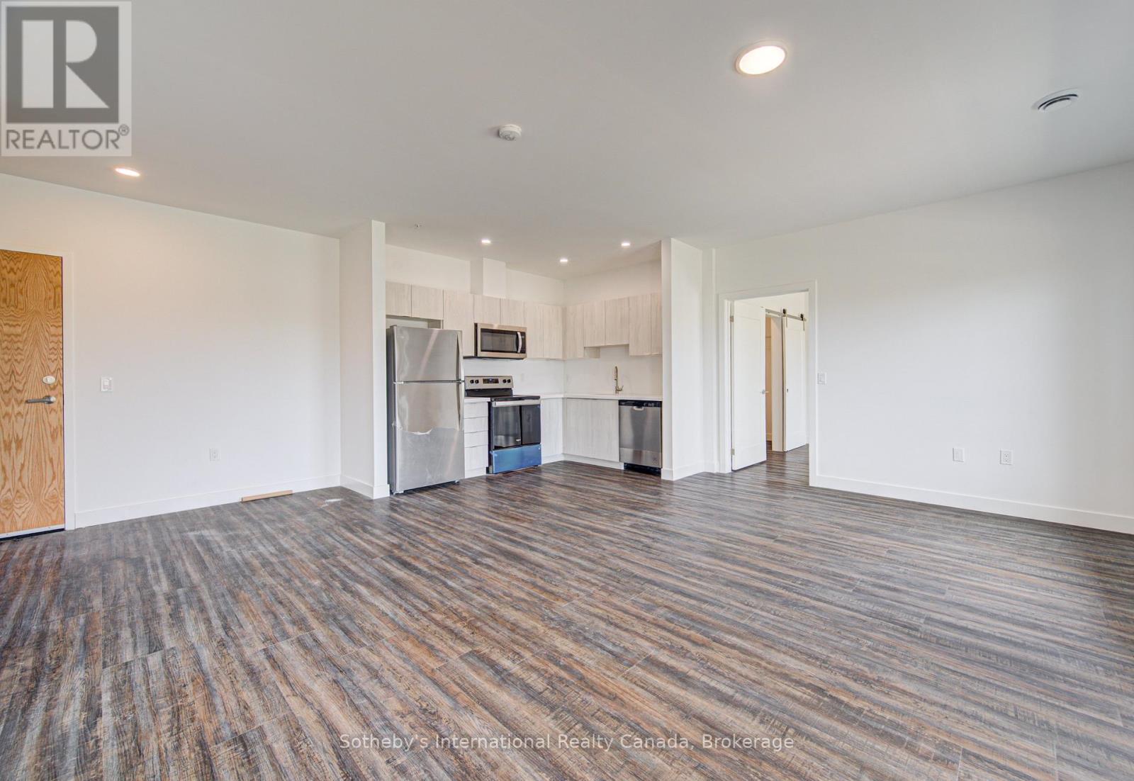 402 - 408 Dundas Street S Property Photo 7