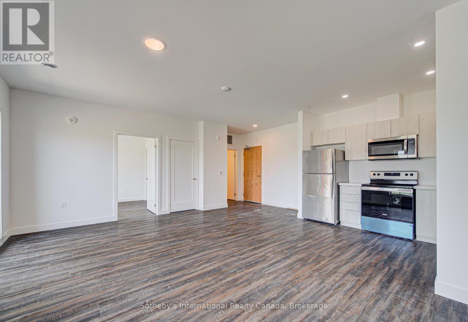 402 - 408 Dundas Street S Property Photo 9