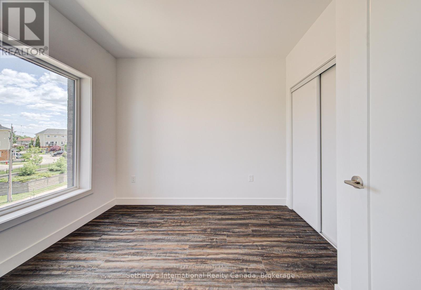 402 - 408 Dundas Street S Property Photo 16