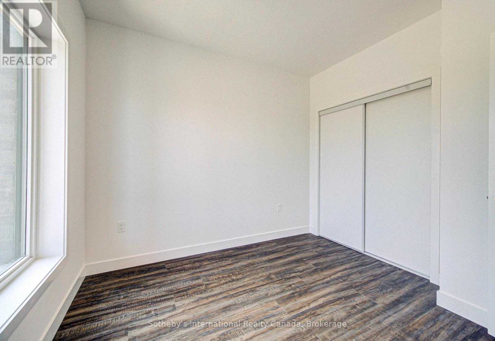 402 - 408 Dundas Street S Property Photo 17
