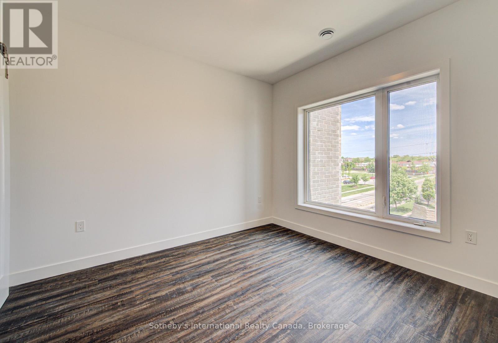 402 - 408 Dundas Street S Property Photo 18