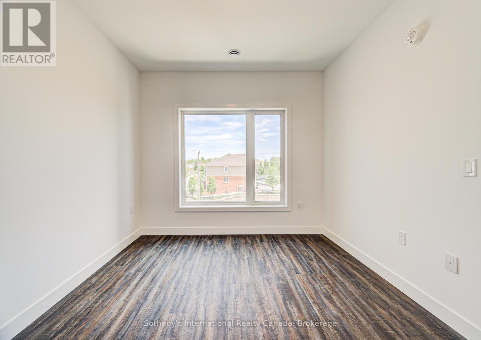 402 - 408 Dundas Street S Property Photo 19