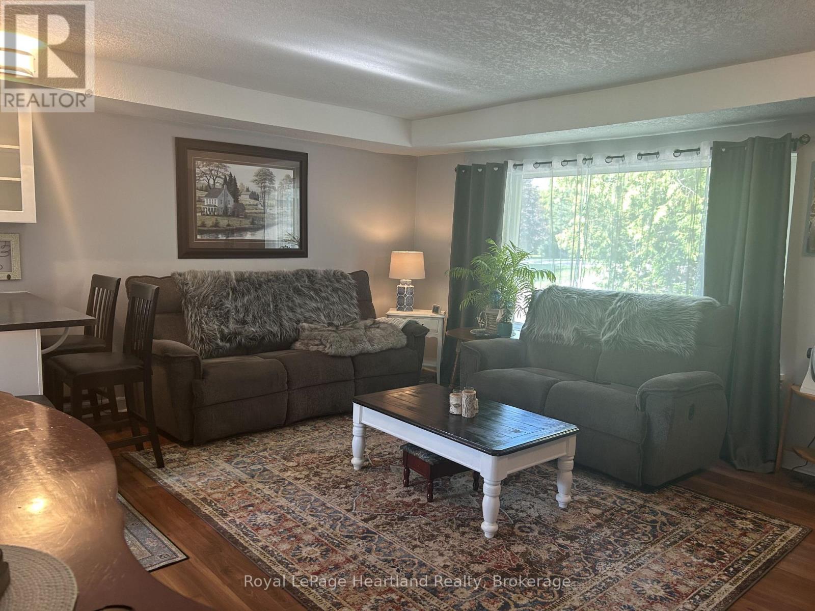 90 Mary Street Property Photo 4