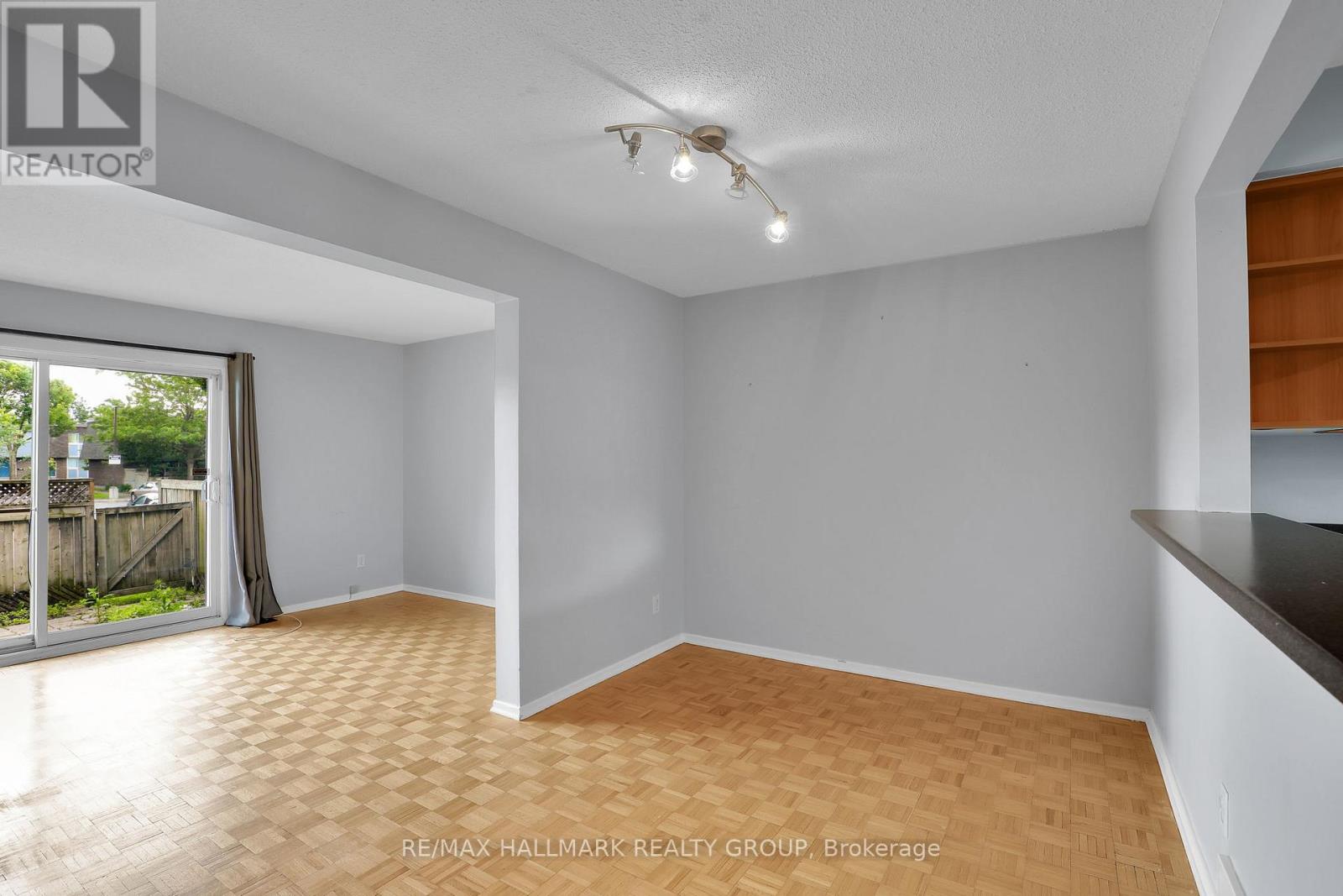 2912 Fairlea Crescent Property Photo 11