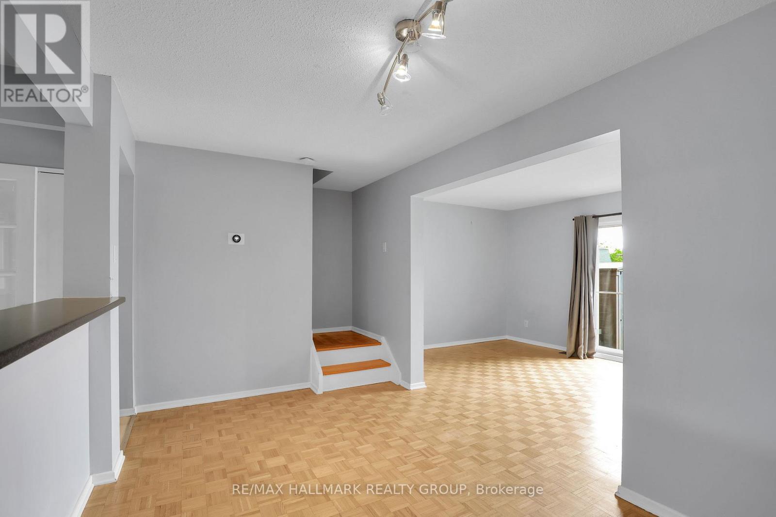 2912 Fairlea Crescent Property Photo 13