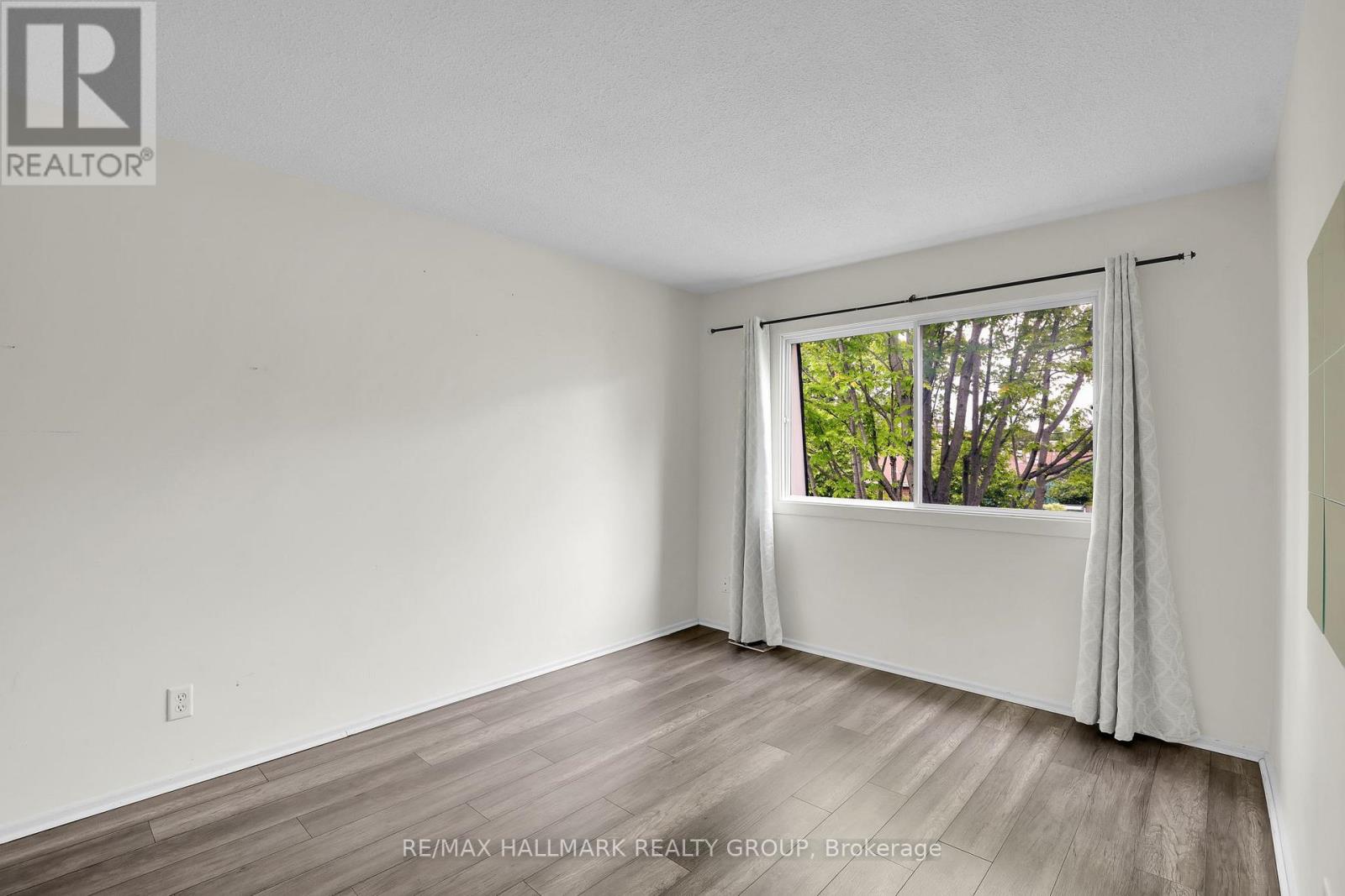 2912 Fairlea Crescent Property Photo 17