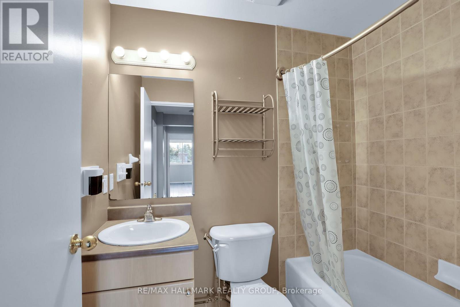 2912 Fairlea Crescent Property Photo 26