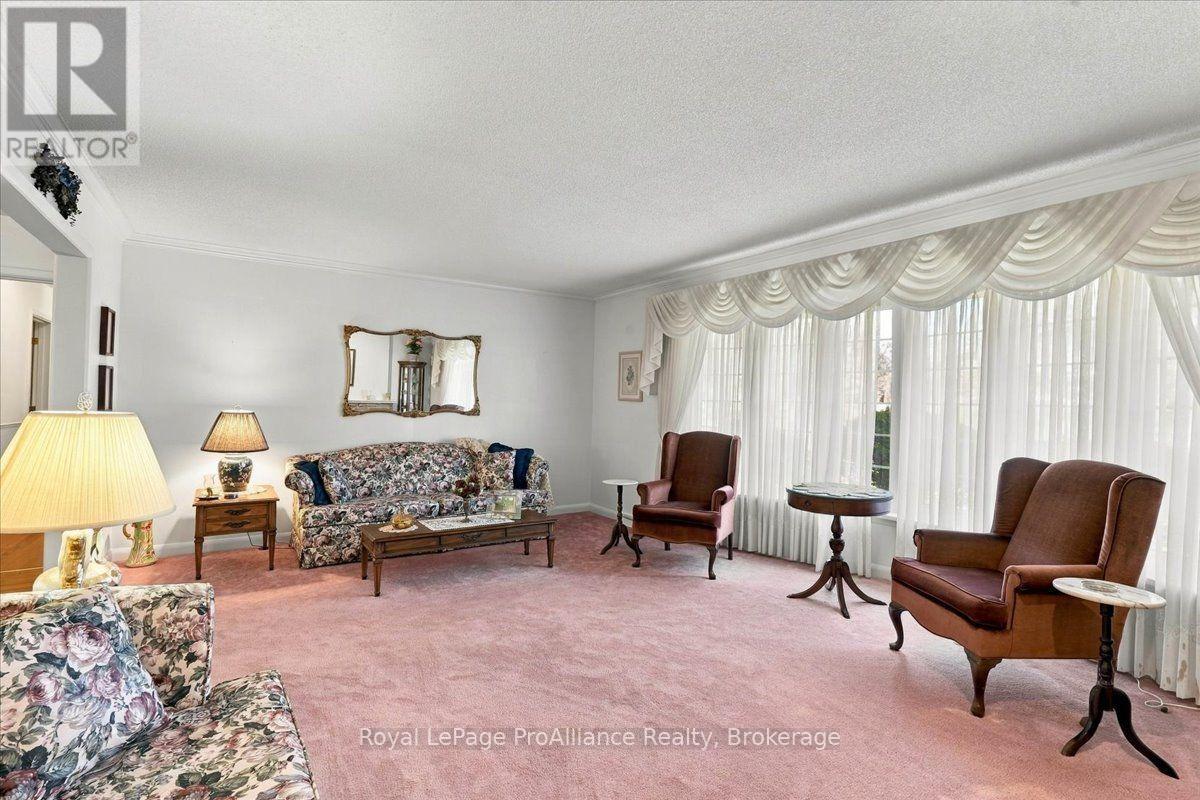 9 Parkview Heights Property Photo 11