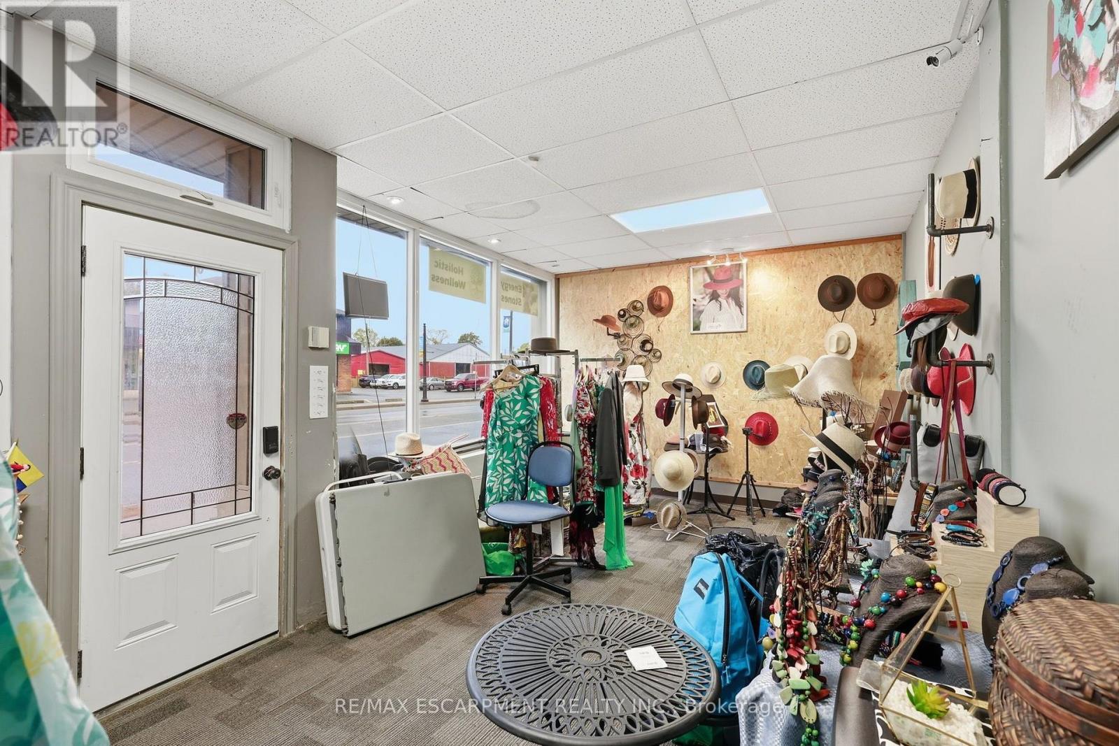 239 Main Street W Property Photo 7