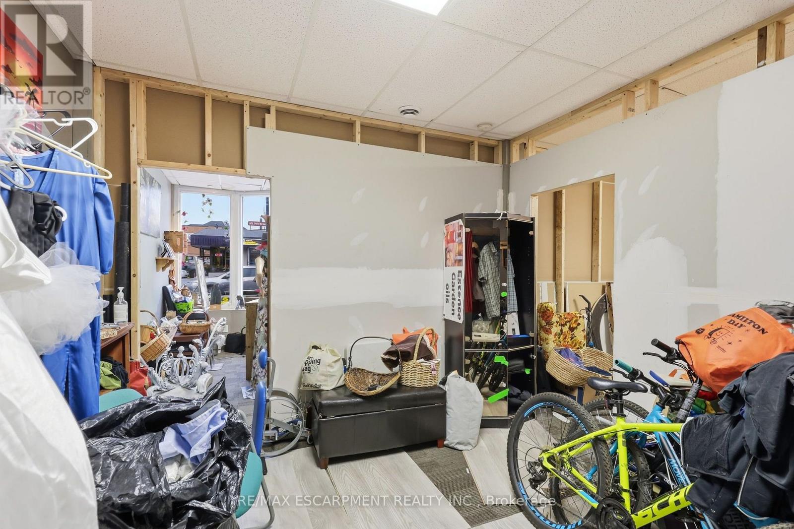 239 Main Street W Property Photo 10