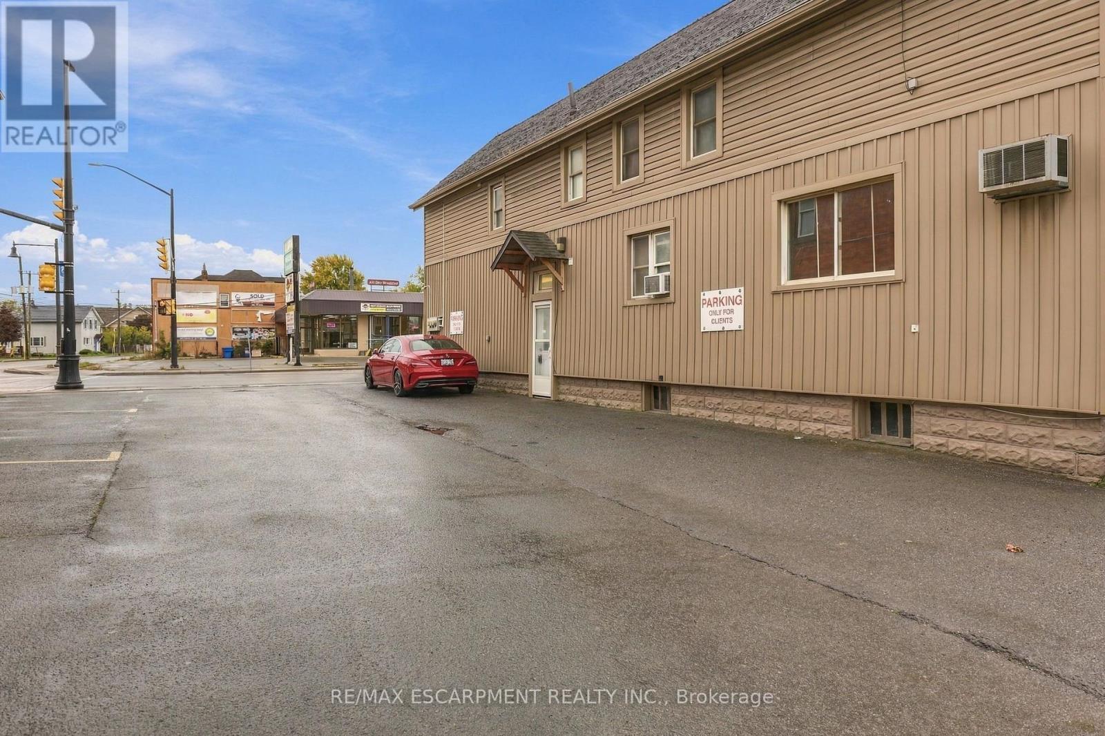239 Main Street W Property Photo 14