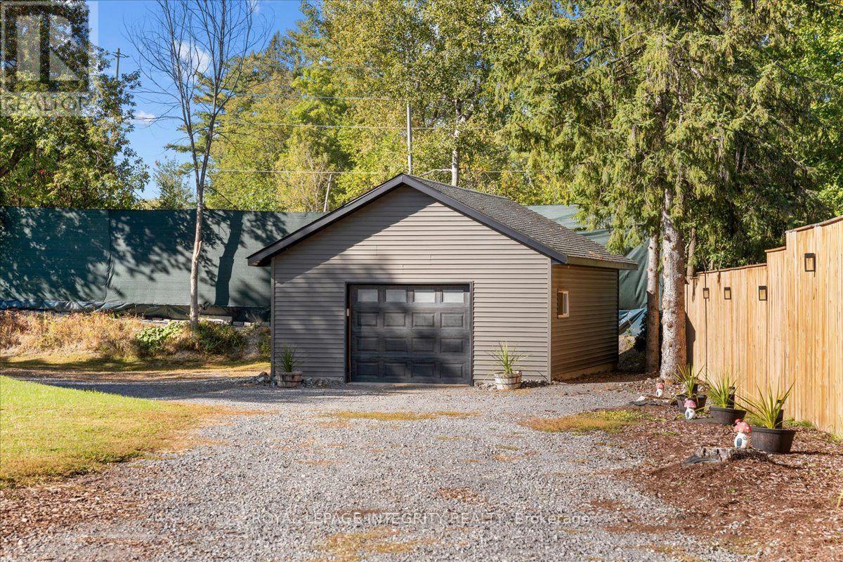 3073 Old Montreal Road Property Photo 33