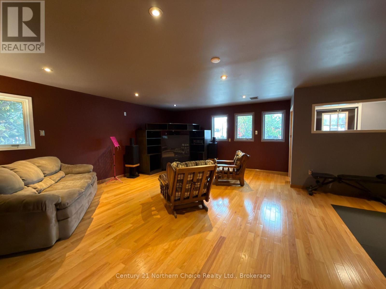648 Scott Street Property Photo 2