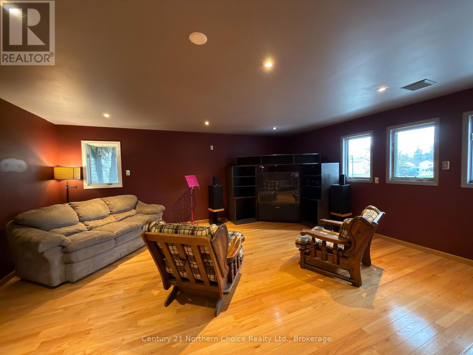 648 Scott Street Property Photo 4
