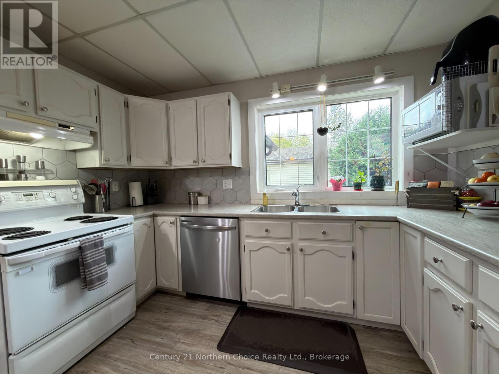 648 Scott Street Property Photo 9