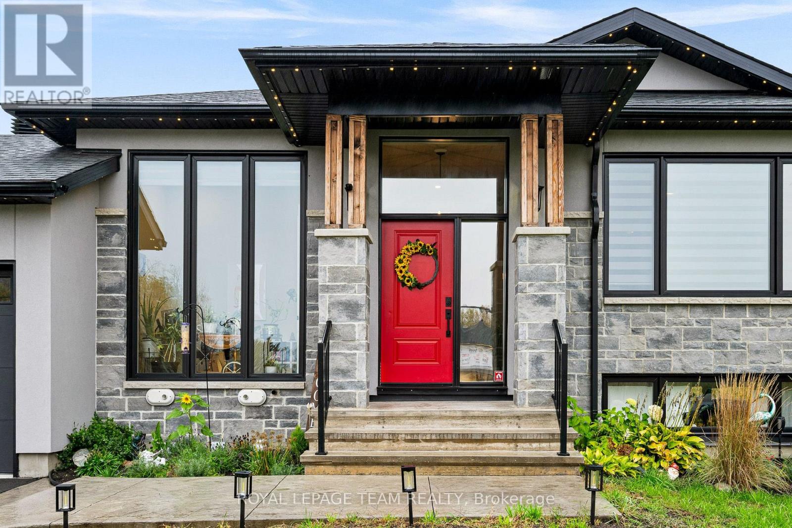 15 Rideau Crossing Crescent Property Photo 2
