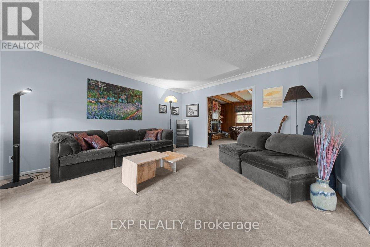 899 Dresden Crescent Property Photo 7