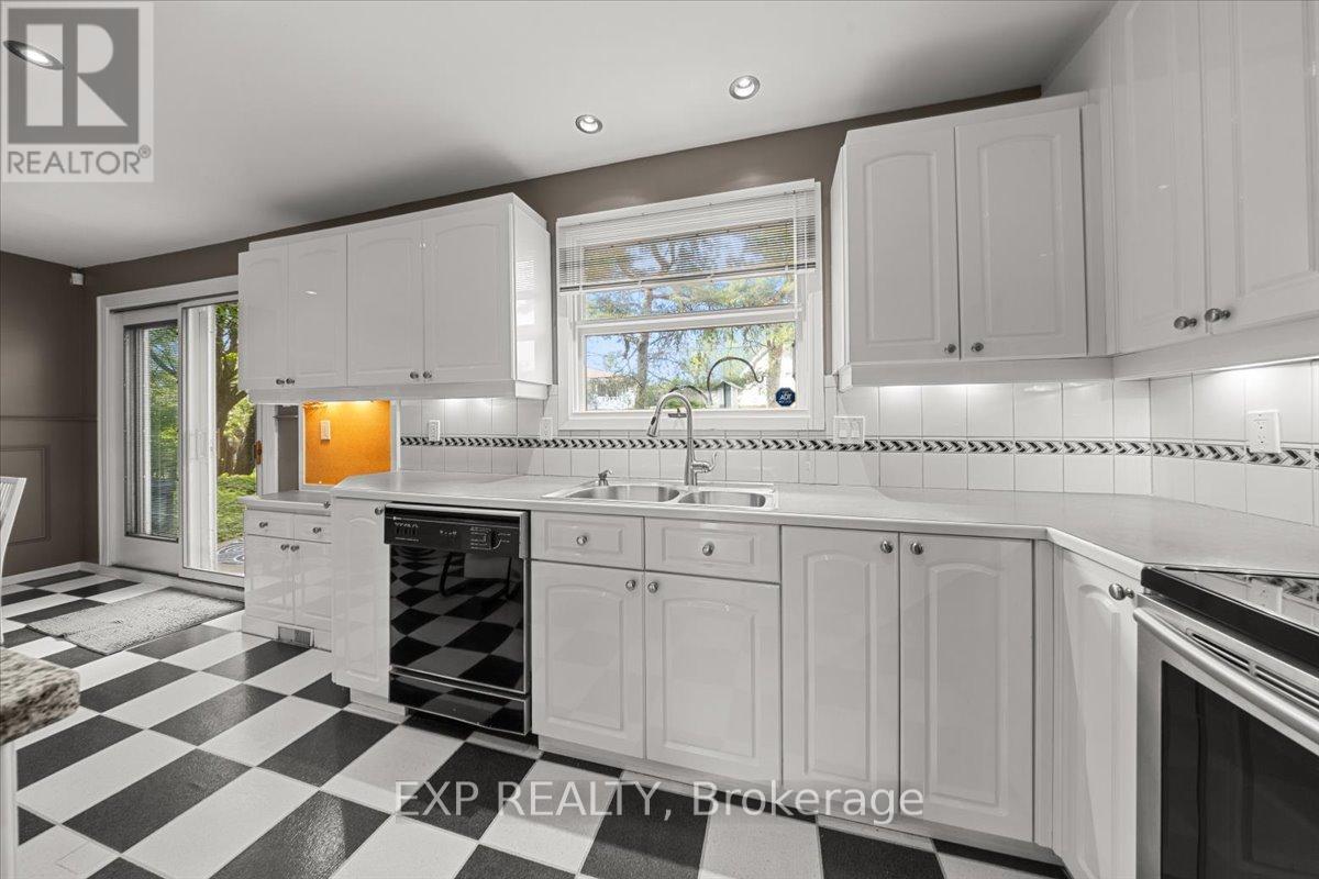 899 Dresden Crescent Property Photo 12